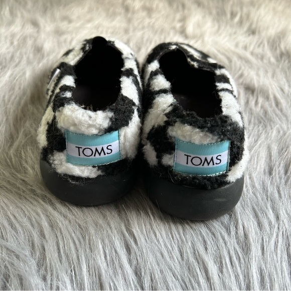 TOMS Slip On Shoes Womens Size 7 Black White Fuzzy Hearts Lightweight - Picture 4 of 6